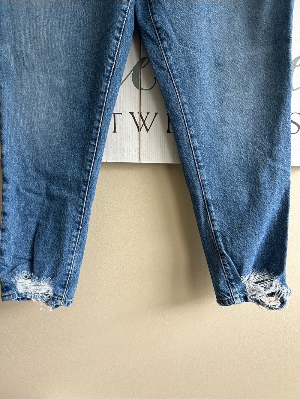 Good American medium-wash hi-rise jeans with distinct distressing, size 14/32 - Picture 5 of 10
